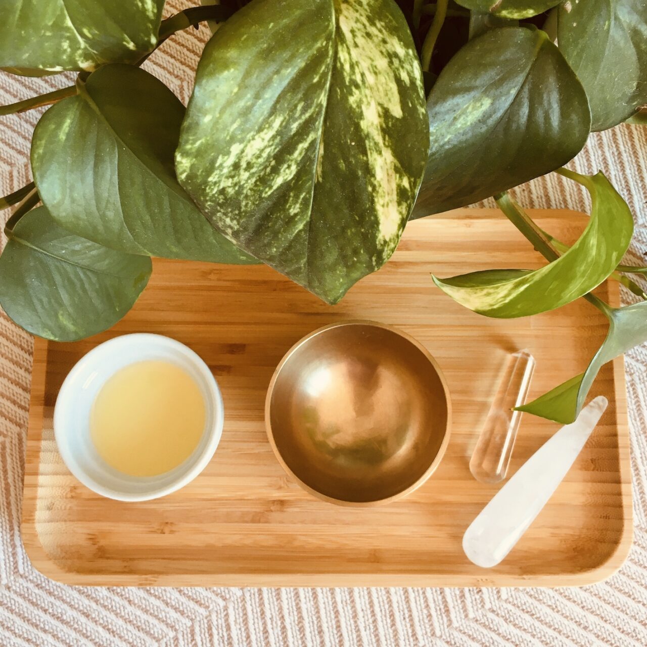 Ayurvedic kansu bowl foot massage Aline Chassé Thérapeute holistique